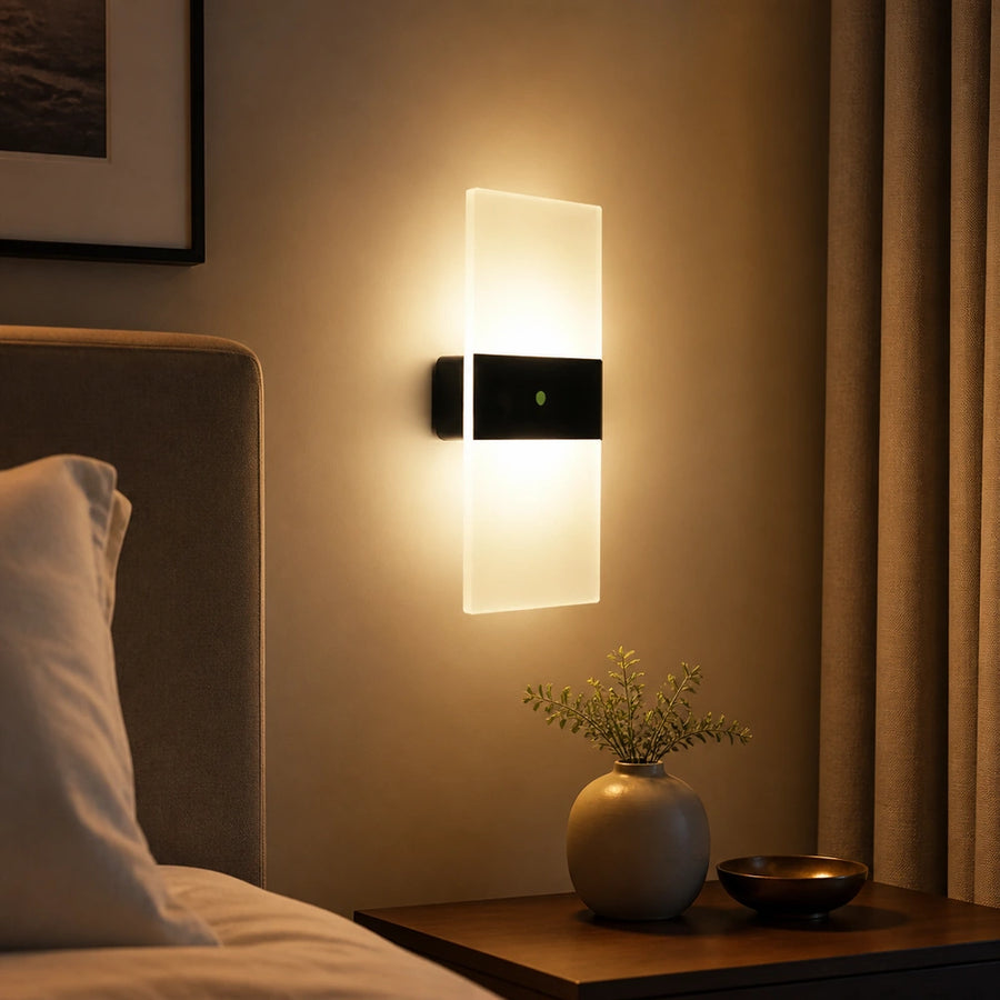 Arandela retangular Touch com luz quente instalada em quarto
