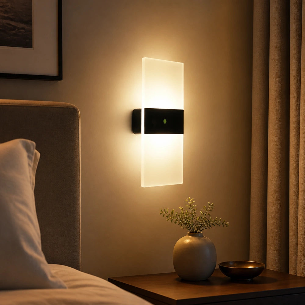 Arandela retangular Touch com luz quente instalada em quarto