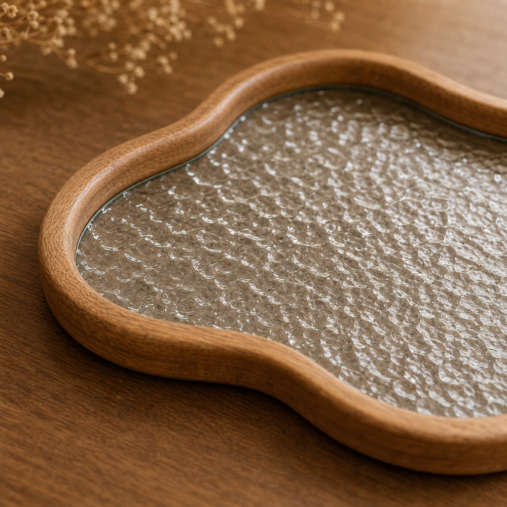 Bandeja Decorativa Nuvem em Madeira e Vidro em imagem close material premium - Viorenna