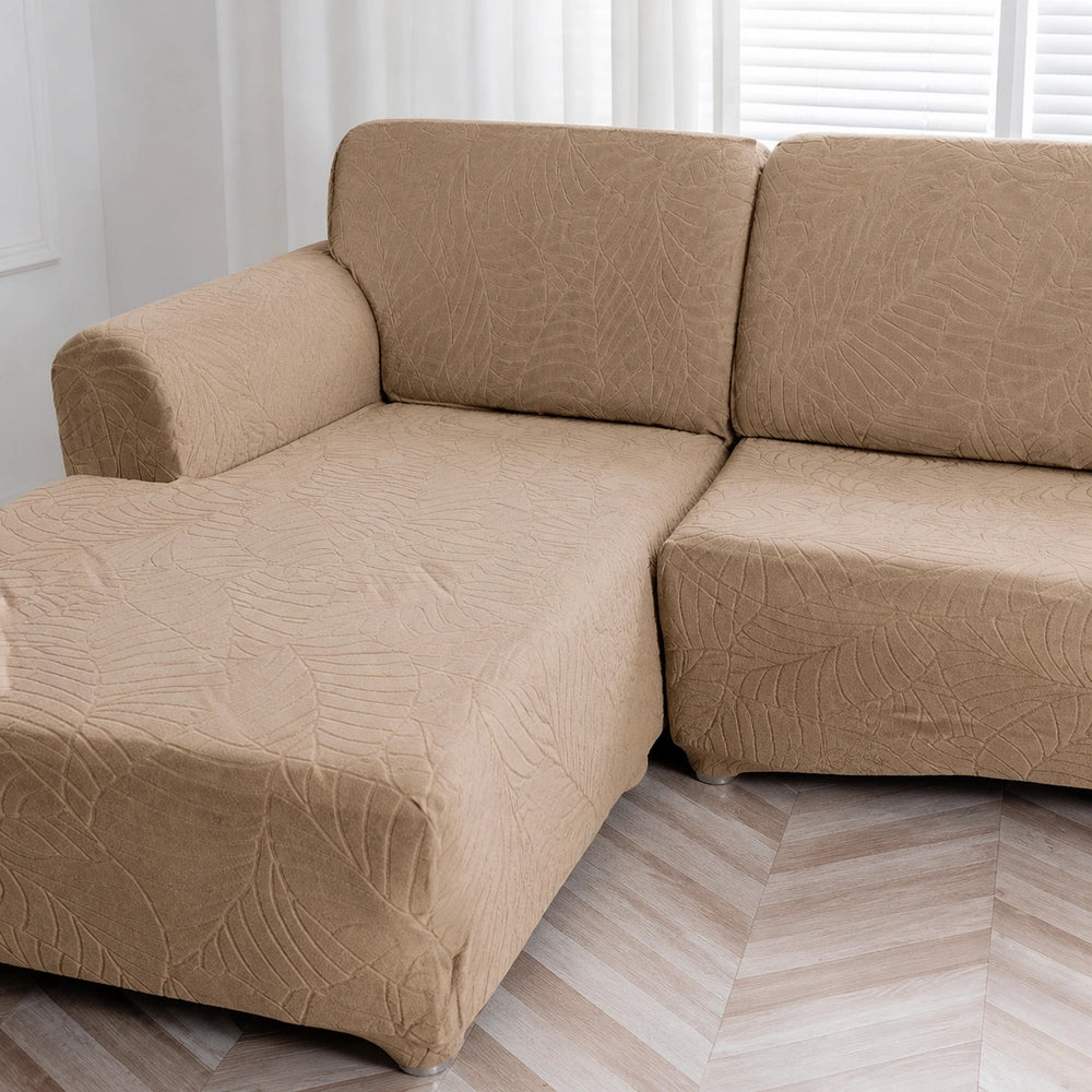 Caimento da capa jacquard bege na chaise e no canto do sofá