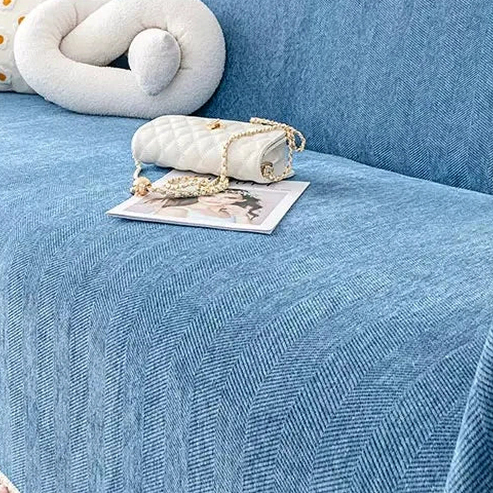 Capa de sofá azul sobre assento e encosto do sofá original