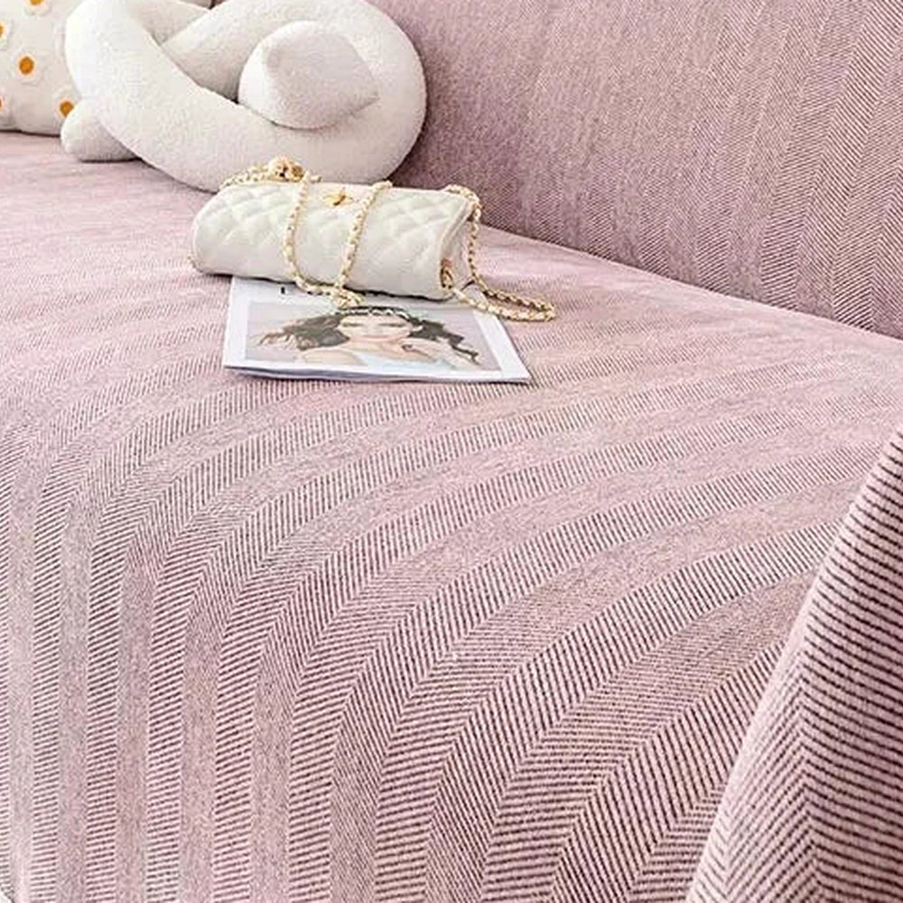 Capa de sofá rosa sobre assento e encosto do sofá original