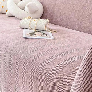 Capa de sofá rosa sobre assento e encosto do sofá original