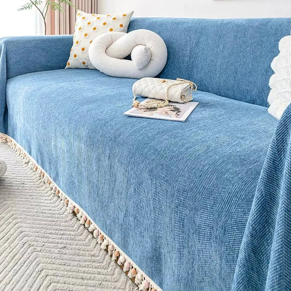 Capa de sofá antiderrapante azul com textura Chevron sobre sofá claro