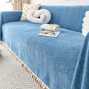 Capa de sofá antiderrapante azul com textura Chevron sobre sofá claro