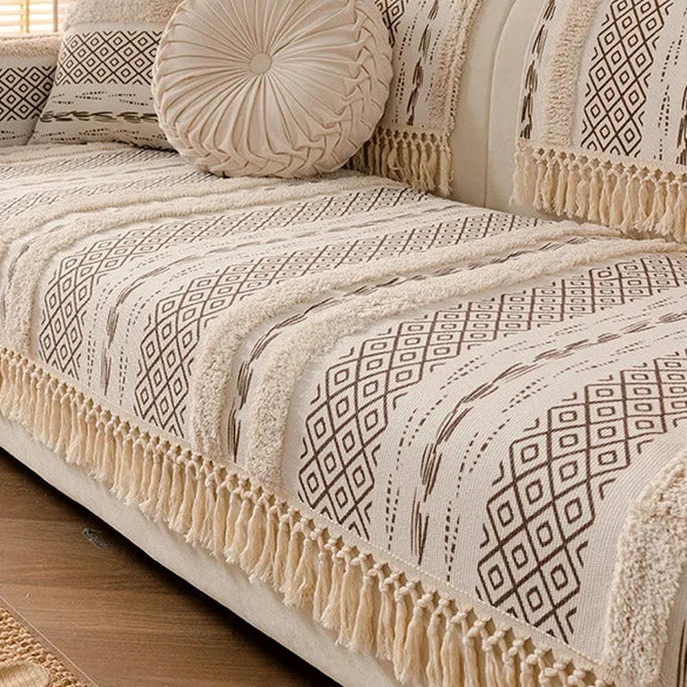 Capa de sofá bege com jacquard no mesmo sofá em segundo ambiente