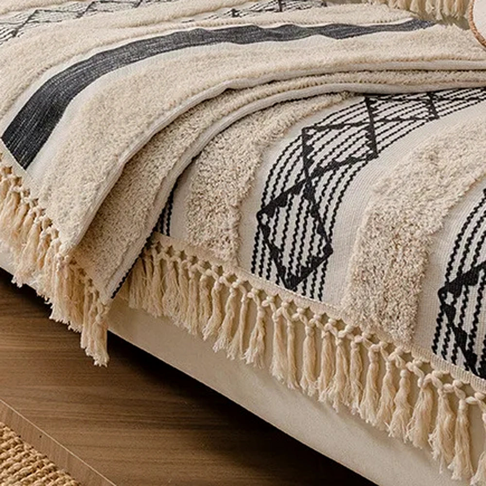 Capa de sofá bege com jacquard e franjas isolada em fundo neutro