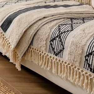 Capa de sofá bege com jacquard e franjas isolada em fundo neutro