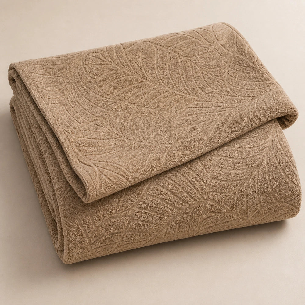 Capa para sofá jacquard bege apresentada isolada em fundo neutro