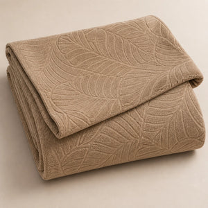 Capa para sofá jacquard bege apresentada isolada em fundo neutro