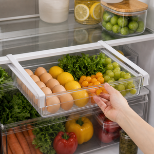 Cesto Retrátil Transparente para Geladeira em imagem uso real premium - Viorenna