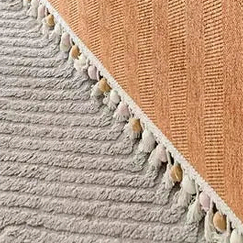 Detalhe da borda e do acabamento da capa de sofá laranja