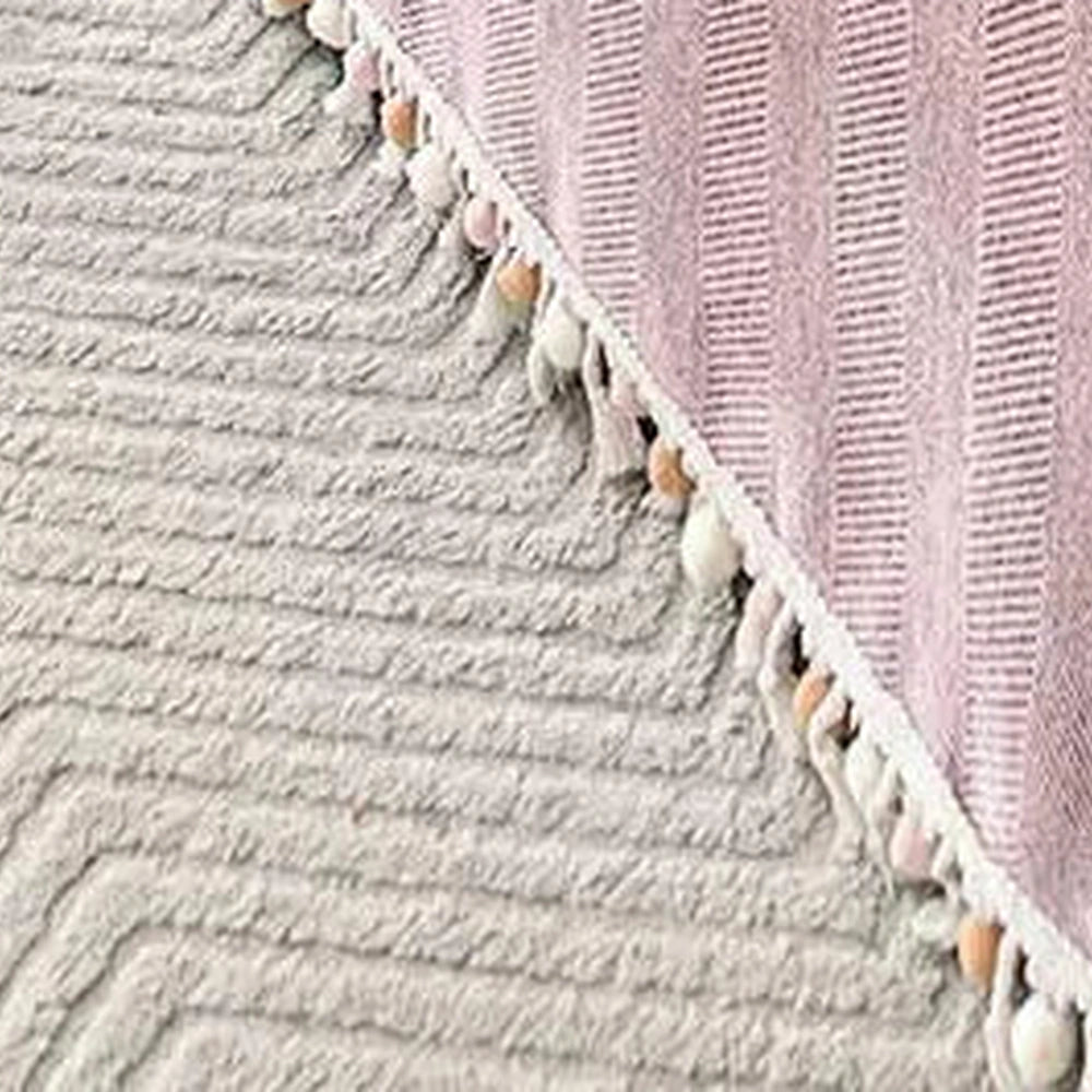 Detalhe da borda e do acabamento da capa de sofá rosa