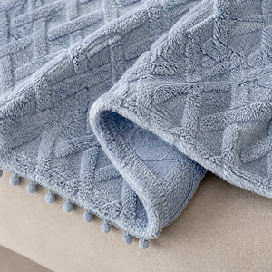 Detalhe da borda e da costura real da manta para sofá azul