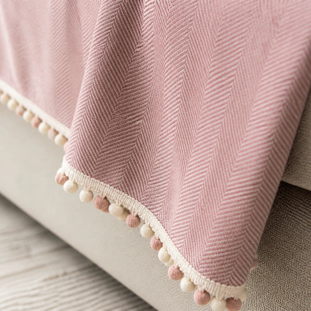 Detalhe da borda e do acabamento da manta para sofá rosa