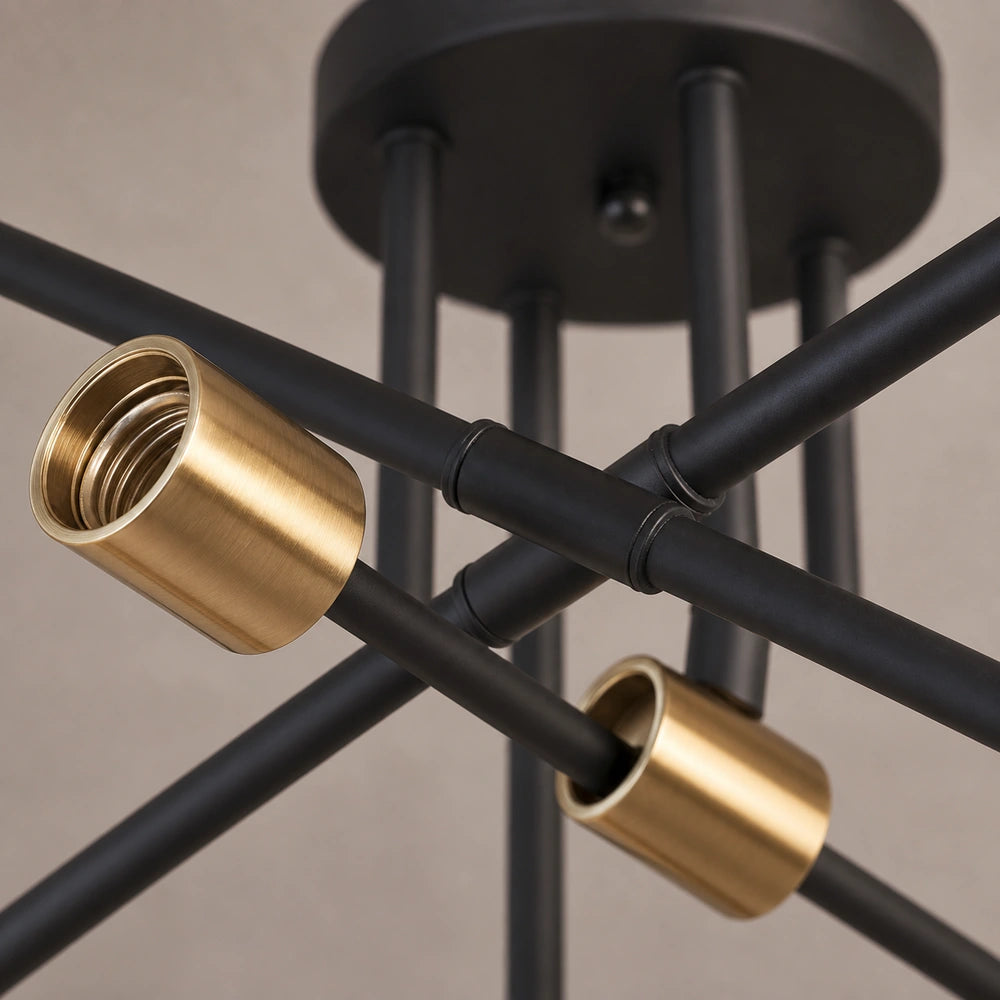 Detalhe do acabamento preto e dourado do lustre de teto