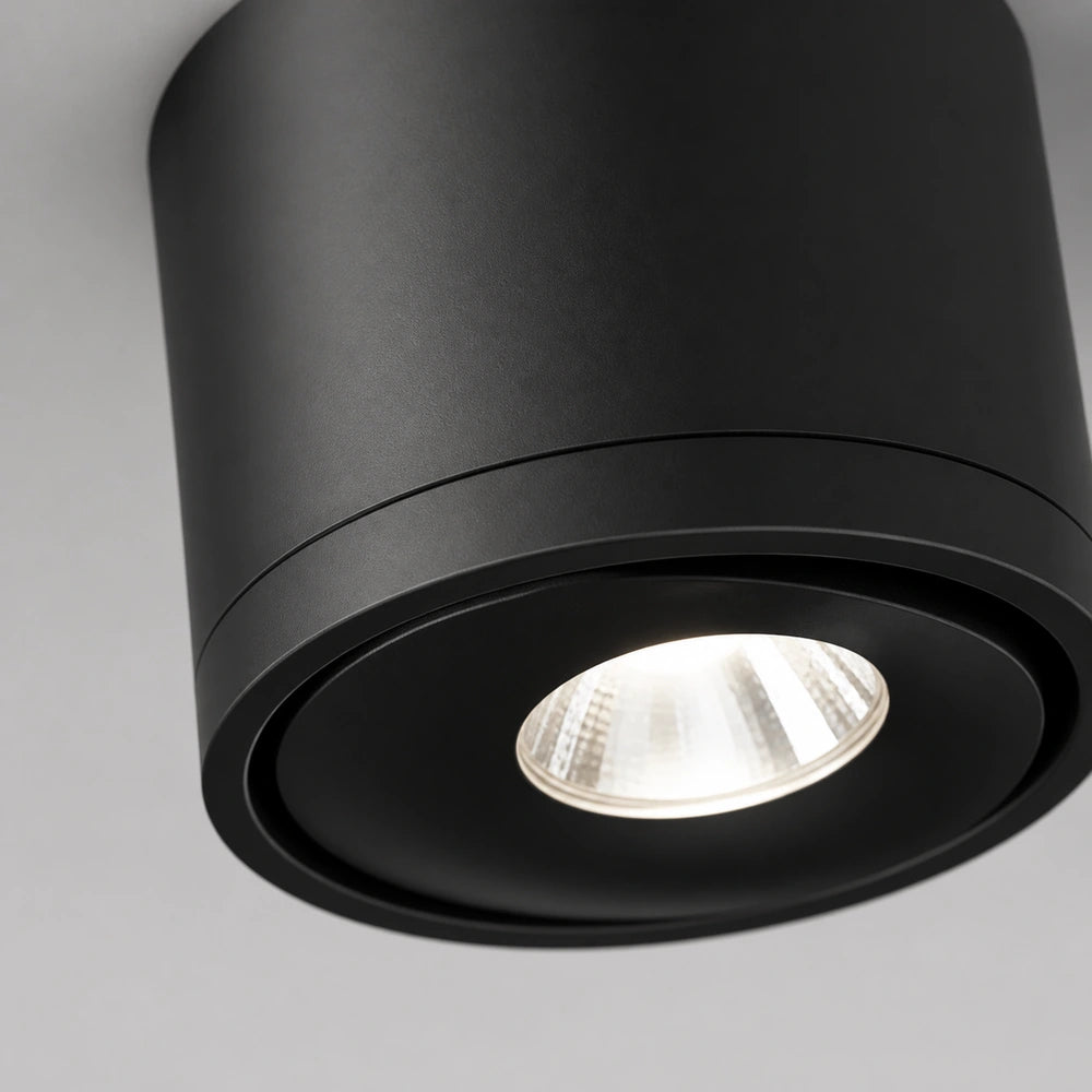 Detalhe do acabamento preto em alumínio do spot de teto LED