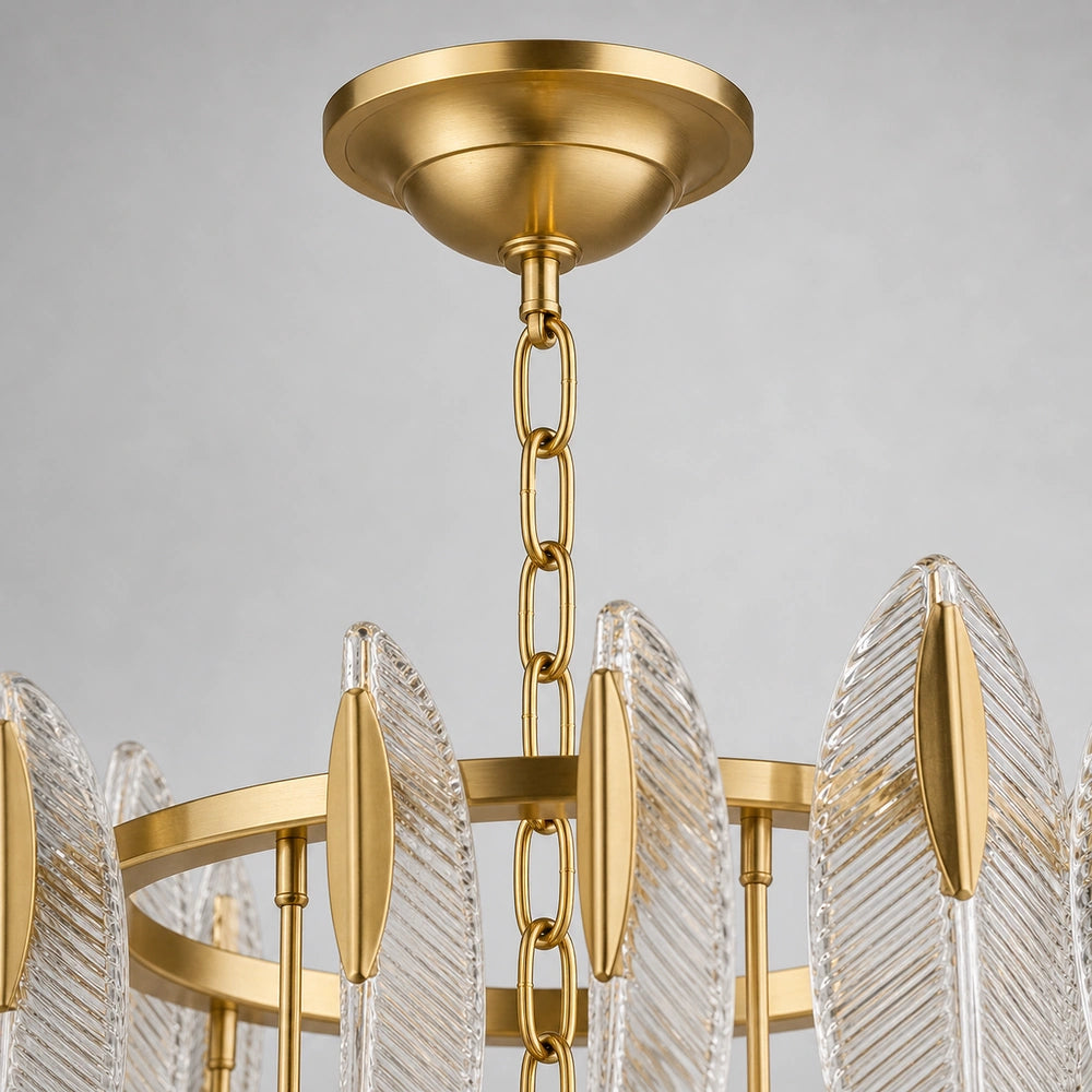 Detalhe da canopla, corrente e estrutura dourada do lustre pendente