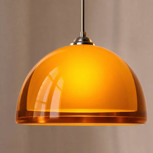 Detalhe da cúpula acrílica laranja da luminária de chão