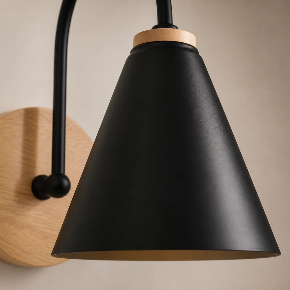 Detalhe da cúpula metálica da luminária de parede minimalista
