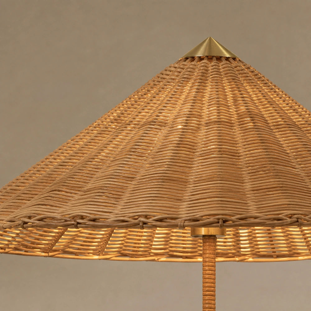Detalhe da cúpula trançada de rattan da luminária de chão