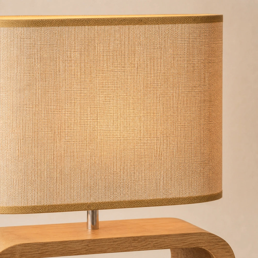 Detalhe da cúpula de tecido da luminária de mesa com base de madeira