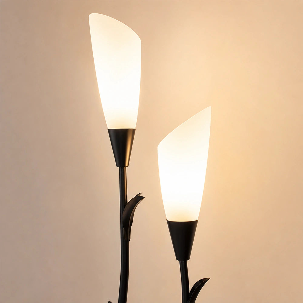 Detalhe das duas cúpulas de vidro fosco da luminária floral
