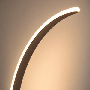 Detalhe da curva iluminada da luminária de chão café