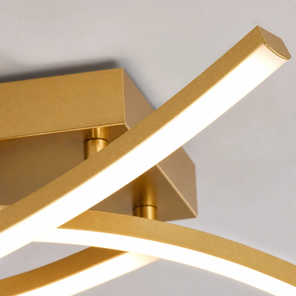 Detalhe do difusor LED e do acabamento dourado da luminária de teto