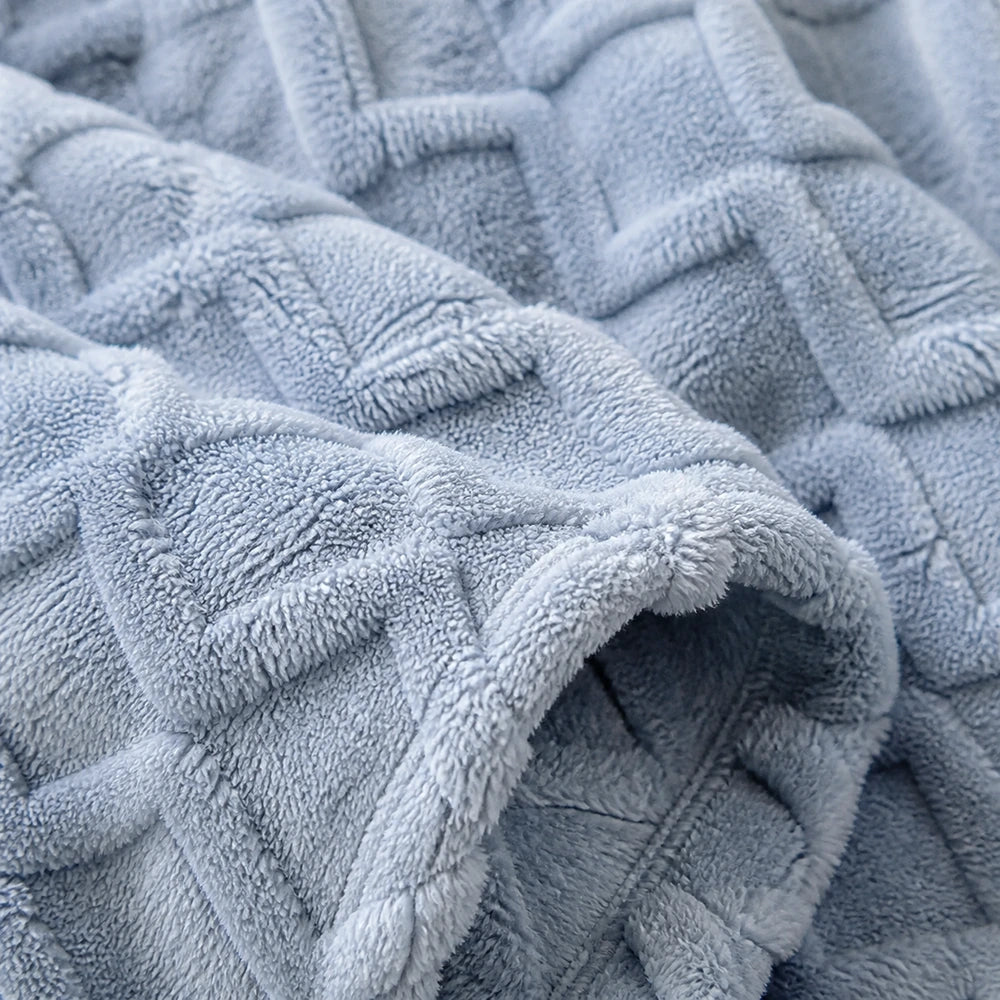 Detalhe do fleece e do padrão jacquard xadrez da manta azul
