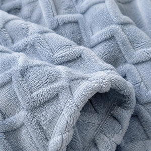 Detalhe do fleece e do padrão jacquard xadrez da manta azul