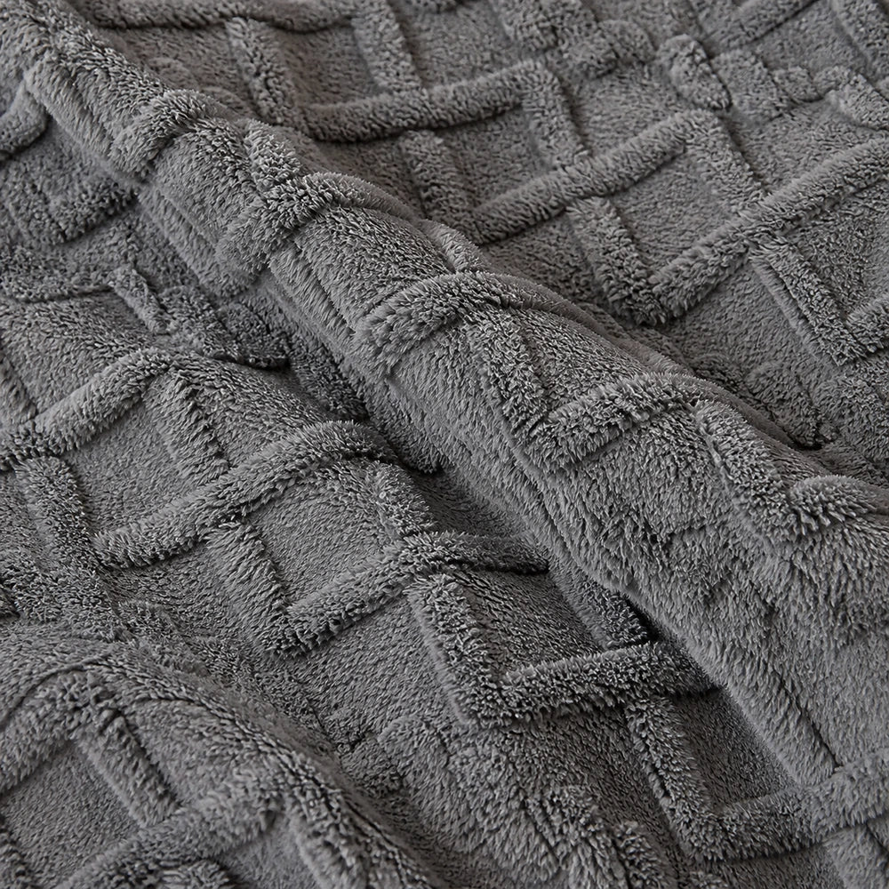 Detalhe do fleece e do padrão jacquard xadrez da manta cinza escuro