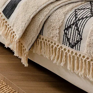 Detalhe das franjas e da borda da capa de sofá estilo boho