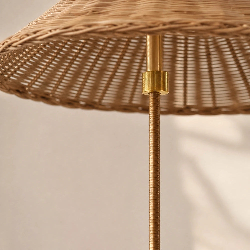 Detalhe da haste metálica fina da luminária Japandi