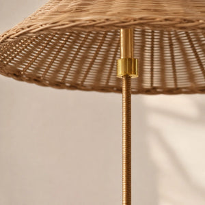Detalhe da haste metálica fina da luminária Japandi