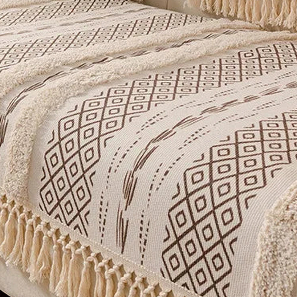 Detalhe do jacquard geométrico bege e café da capa de sofá