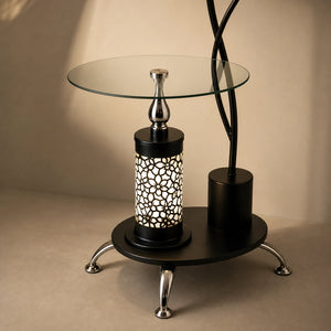 Detalhe da mesa de vidro e da base decorativa da luminária de chão