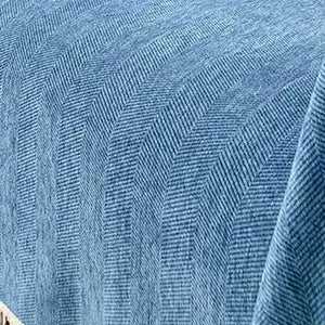 Detalhe da textura Chevron em espinha da capa de sofá azul