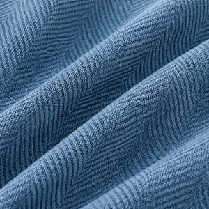 Detalhe da textura Chevron da capa para sofá azul