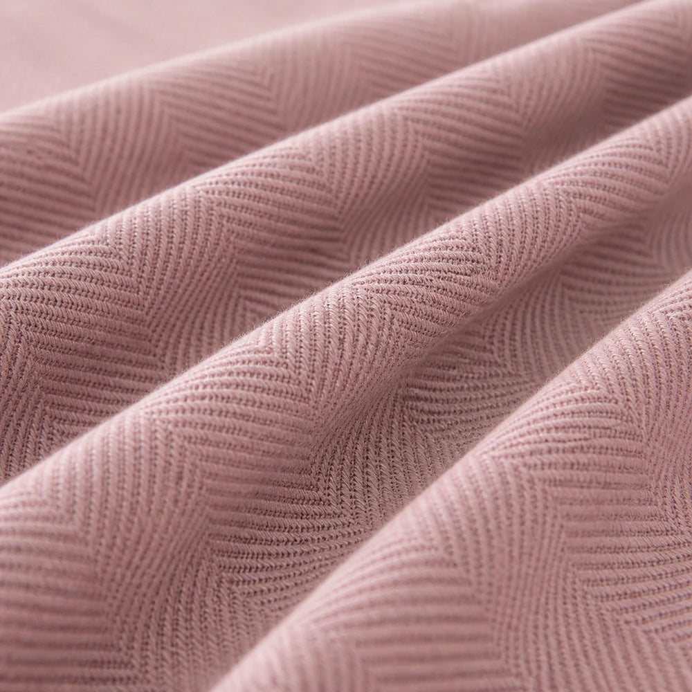 Detalhe da textura real da manta para sofá rosa