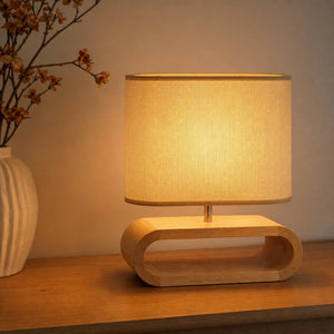 Efeito de luz da luminária de mesa com base de madeira e cúpula de tecido