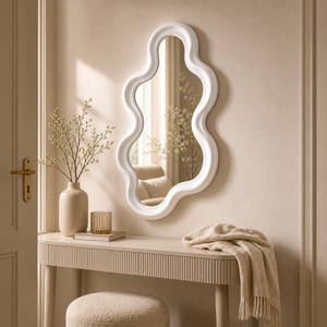 Espelho Decorativo Irregular Moderno para Parede em cena decorativa complementar - Viorenna