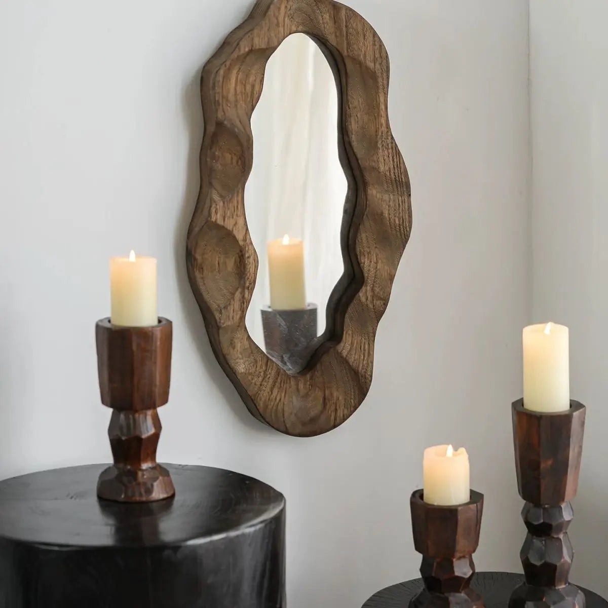 Espelho Decorativo Orgânico com Moldura de Madeira em sala decorada