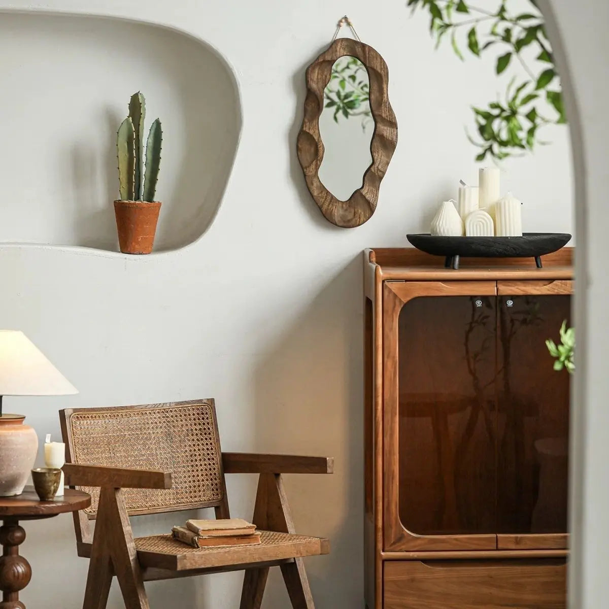 Espelho Decorativo Orgânico com Moldura de Madeira com detalhe de textura e acabamento