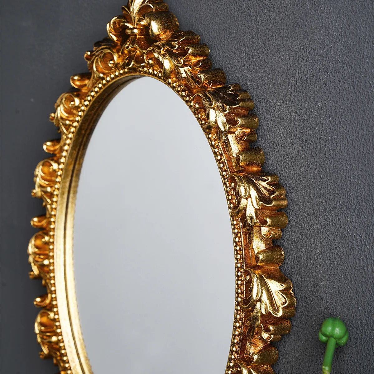 Espelho Decorativo Oval Dourado para Parede em parede decorada
