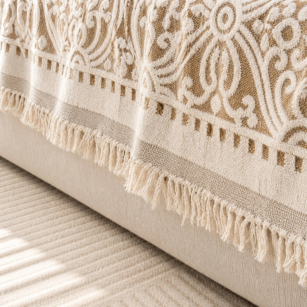 Detalhe da franja da manta para sofá bege e branca