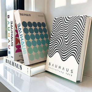 Livro Decorativo Bauhaus para Mesa de Centro no cantinho do café