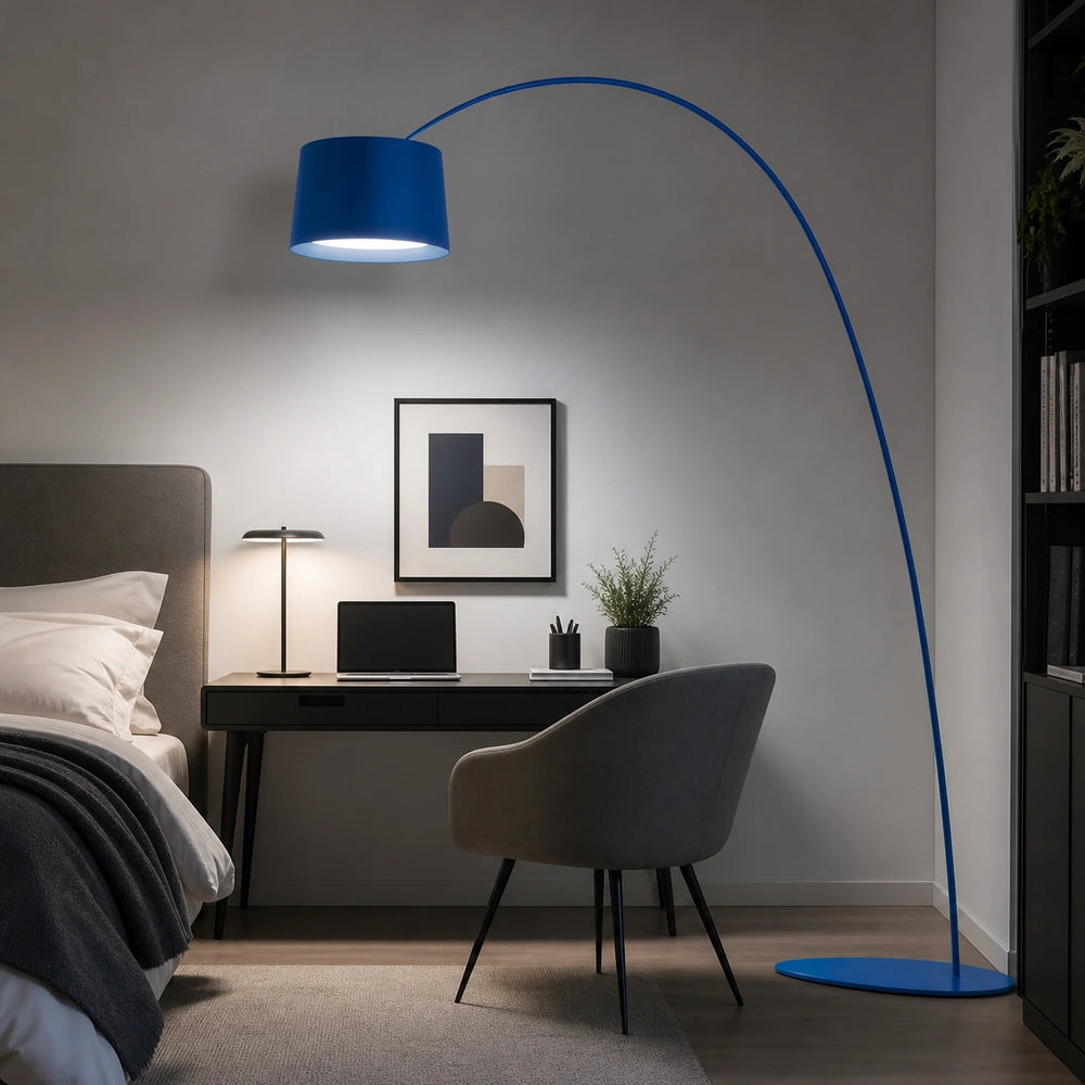 Luminária de chão em arco azul em quarto ou área de estudo