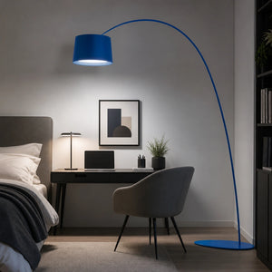 Luminária de chão em arco azul em quarto ou área de estudo