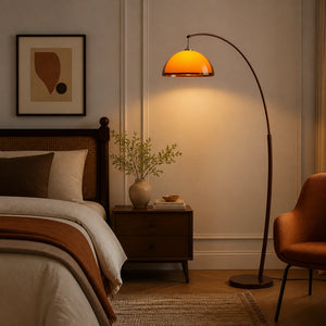 Luminária de chão em arco vintage instalada em quarto